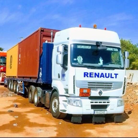 Camion Beyti Logistics transportant deux conteneurs