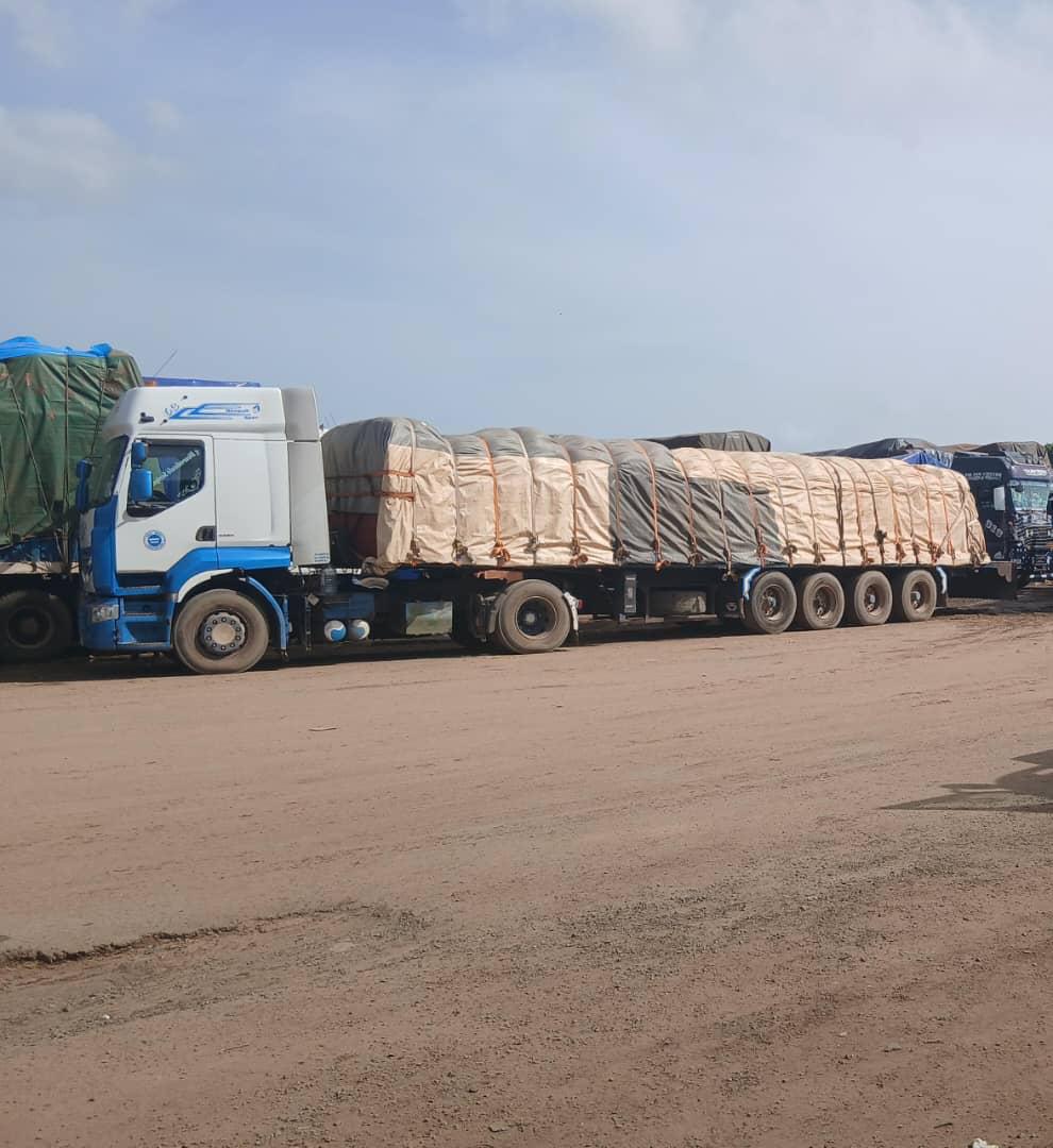 Camion Beyti Logistics chargé de marchandises bâchées